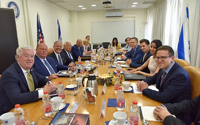 Le ministre Gilad Erdan reçoit des responsables américains à Jérusalem, le 5 mai 2019 (Autorisation) Le ministre Gilad Erdan reçoit des responsables américains à Jérusalem, le 5 mai 2019 (Autorisation)