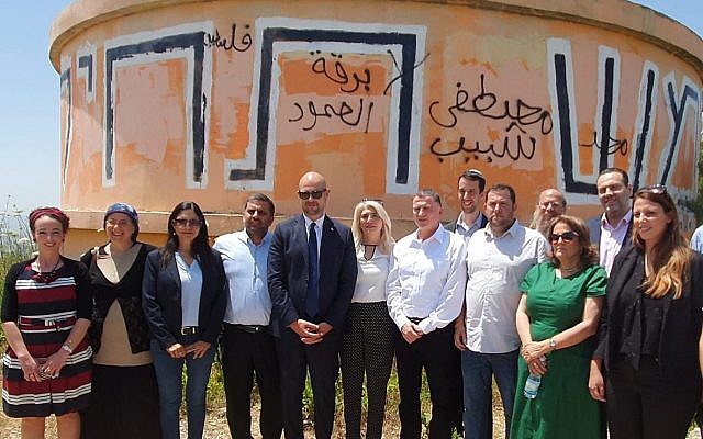 (De gauche à droite) Les députés Idit Silman, Orit Strock, Eti Atiya, Ofir Sofer, Amir Ohana, Osnat Mark, Yuli Edelstein, Ariel Kellner, Yossi Dagan, président du conseil régional de Samarie, le rabbin de la Yeshivat Homesh, Kati Shitrit, Miki Zohar et Michal Shir visitent l'implantation évacuée de Homesh dans le nord de la Cisjordanie, le 16 mai 2018. (Conseil régional de Samarie)