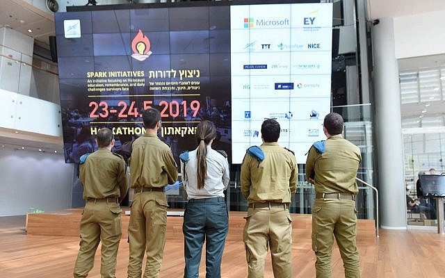 Des soldats de Tsahal du C4I et de la Direction de la cyberdéfense ont participé au Spark Hackathon, qui s'est tenu les 23 et 24 mai 2019, pour préserver la mémoire de la Shoah et améliorer la qualité de vie des survivants. (Unité du porte-parole de l'armée israélienne) Des soldats de Tsahal du C4I et de la Direction de la cyberdéfense ont participé au Spark Hackathon, qui s'est tenu les 23 et 24 mai 2019, pour préserver la mémoire de la Shoah et améliorer la qualité de vie des survivants. (Unité du porte-parole de l'armée israélienne)