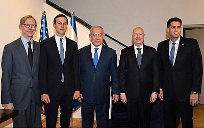 (de G à D) Brian Hook, représentant spécial des États-Unis pour l'Iran, le conseiller de Donald Trump Jared Kushner, le Premier ministre Benjamin Netanyahu, l'envoyé de paix américain dans le Moyen-Orient, Jason Greenblatt, et l'envoyé israélien aux États-Unis, Ron Dermer, lors d'une réunion tenue au bureau du Premier ministre à Jérusalem le 30 mai 2019. (Crédit : Ziv Sokolov / Ambassade des États-Unis à Jérusalem)