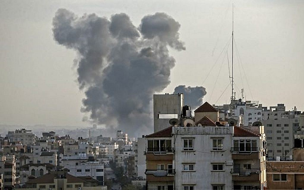 De la fumée s'échappe au-dessus des bâtiments lors d'une frappe aérienne d'Israël sur Gaza ville en riposte à des tirs de roquettes en provenance de l'enclave côtière le 4 mai 2019. (Mahmud Hams / AFP)