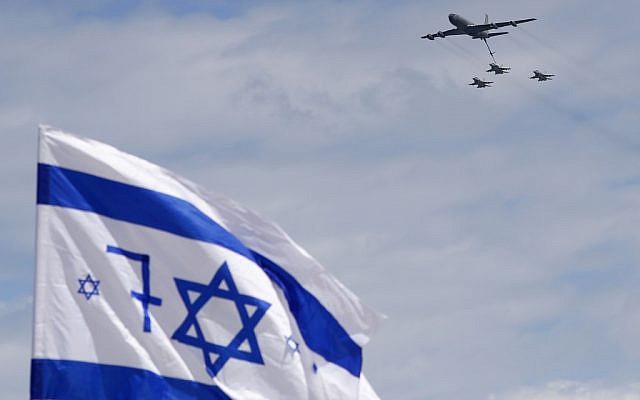 Un Boeing israélien de l'Armée de l'Air KC-135 stratotanker et des avions de combat F-16 en démonstration lors d'un spectacle aérien à Tel Aviv le 9 mai 2019, alors qu'Israël célèbre son 71ème Jour d'Indépendance. (Jack Guez/AFP)