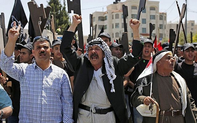 Des Palestiniens tiennent des morceaux de carton en forme de clef alors qu'ils participent à une manifestation pour marquer le 71ème anniversaire de la 'Nakba', ou catastrophe, le 15 mai 2019 à Ramallah en Cisjordanie.(ABBAS MOMANI / AFP) Des Palestiniens tiennent des morceaux de carton en forme de clef alors qu'ils participent à une manifestation pour marquer le 71ème anniversaire de la 'Nakba', ou catastrophe, le 15 mai 2019 à Ramallah en Cisjordanie.(ABBAS MOMANI / AFP)