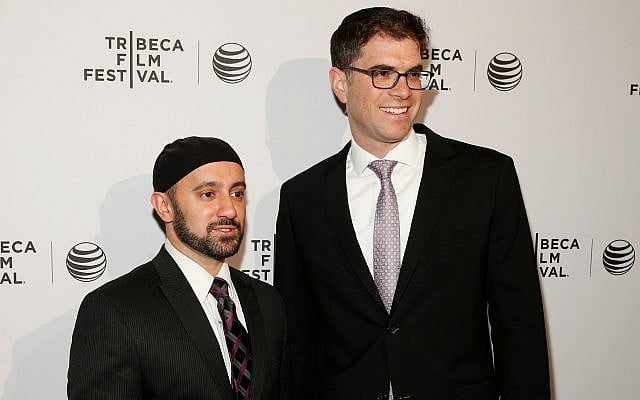 Khalid Latif (gauche), directeur exécutif du Centre islamique au NYU, et le rabbin Yehuda Sarna, du Centre Bronfman pour la Vie étudiante juive, participent au festival du Film Tribeca dans la ville de New York, le 17 avril 2014. (Emal Countess/Getty Images pour l'édition 2014 du festival du Film Tribeca via JTA) Khalid Latif (gauche), directeur exécutif du Centre islamique au NYU, et le rabbin Yehuda Sarna, du Centre Bronfman pour la Vie étudiante juive, participent au festival du Film Tribeca dans la ville de New York, le 17 avril 2014. (Emal Countess/Getty Images pour l'édition 2014 du festival du Film Tribeca via JTA)