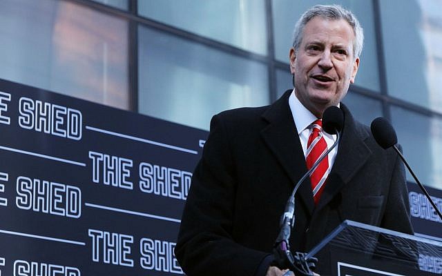 Bill de Blasio, le maire de New York, s'exprime à une cérémonie d'ouverture pour The Shed, un nouvel espace culturel à Hudson Yards le 1 avril 2019, dans la ville de New York. (Spencer Platt/Getty Images/AFP) Bill de Blasio, le maire de New York, s'exprime à une cérémonie d'ouverture pour The Shed, un nouvel espace culturel à Hudson Yards le 1 avril 2019, dans la ville de New York. (Spencer Platt/Getty Images/AFP)