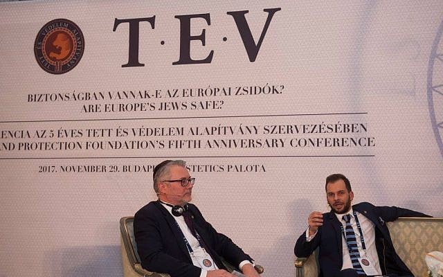 Szalai Kálmán, à gauche, chef de la Fondation pour l'Action et la Défense (TEV), lors d'une conférence de l'organisation, à Budapest, en Hongrie, le 29 novembre 2017. (Crédit : Facebook) Szalai Kálmán, à gauche, chef de la Fondation pour l'Action et la Défense (TEV), lors d'une conférence de l'organisation, à Budapest, en Hongrie, le 29 novembre 2017. (Crédit : Facebook)