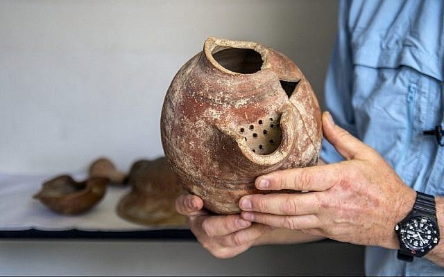 Une cruche de bière des fouilles archéologiques de Tel Tzafit/Gath, d'où la bière philistine était produite. (Yaniv Berman/ Crédit: Autorité des Antiquités d'Israël)