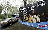 Sur cette photo du 29 avril 2019, une affiche de campagne électorale du parti de l'Alternative pour l'Allemagne (AfD) est exposée à proximité d'une route à Berlin, en Allemagne. (AP Photo/Michael Sohn)