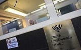 Ce 3 mars 2010, un homme est assis à la réception protégée par une vitre dans le centre de la communauté juive très sécurisé au centre de Malmo, en Suède. (AP Photo/Pamela Juhl)