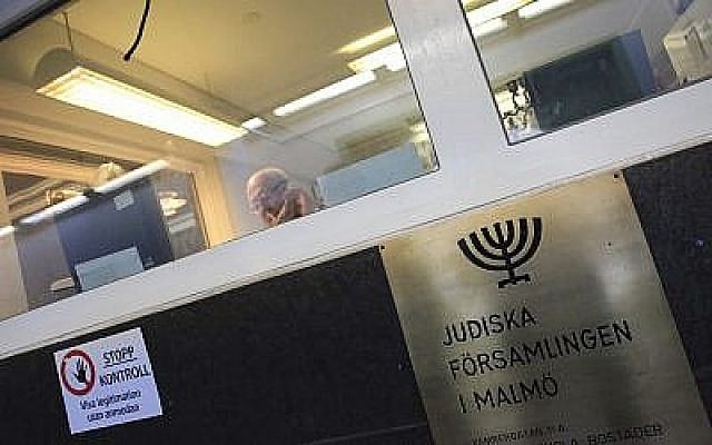 Ce 3 mars 2010, un homme est assis à la réception protégée par une vitre dans le centre de la communauté juive très sécurisé au centre de Malmo, en Suède. (AP Photo/Pamela Juhl)