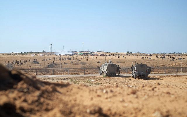 Des soldats israéliens montent la garde le long de la frontière est de la ville de Rafah dans le sud de la bande de Gaza lors des manifestations du Jour de Nakba, le 15 mai 2019. (Judah Ari Gross/Times of Israel) Des soldats israéliens montent la garde le long de la frontière est de la ville de Rafah dans le sud de la bande de Gaza lors des manifestations du Jour de Nakba, le 15 mai 2019. (Judah Ari Gross/Times of Israel)