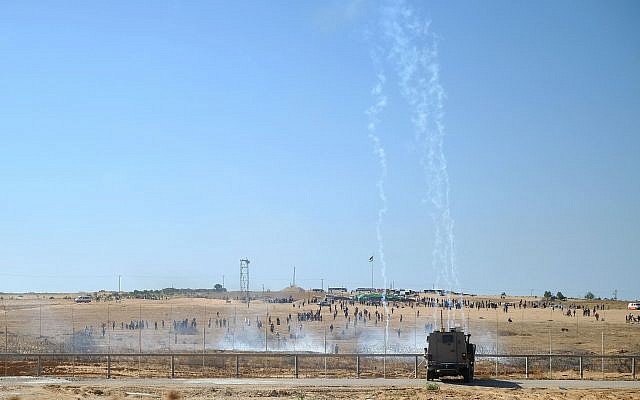 Des soldats israéliens montent la garde le long de la frontière est de la ville de Rafah dans le sud de la bande de Gaza lors des manifestations du Jour de Nakba, le 15 mai 2019. (Judah Ari Gross/Times of Israel) Des soldats israéliens montent la garde le long de la frontière est de la ville de Rafah dans le sud de la bande de Gaza lors des manifestations du Jour de Nakba, le 15 mai 2019. (Judah Ari Gross/Times of Israel)