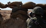 Des soldats israéliens montent la garde le long de la frontière est de la ville de Rafah dans le sud de la bande de Gaza lors des manifestations du Jour de Nakba, le 15 mai 2019. (Judah Ari Gross/Times of Israel)