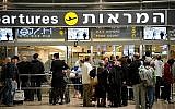 Des passagers attendent à l'entrée du hall de départ de l'aéroport international Ben-Gurion le 22 avril 2013. (Yossi Zeliger/FLASH90)