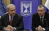 Le Premier ministre Benjamin Netanyahu (à gauche) et le député du Likud Yariv Levin lors d'une réunion du parti à la Knesset, le 9 décembre 2013. (Miriam Alster/Flash90)