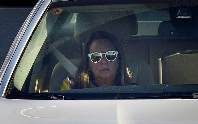 La femme d'affaires américano-israélienne Shari Arison vue en train de quitter l'unité des enquêtes criminelles Lahav 433 de la police, à Lod le 12 août 2018. (Flash90) La femme d'affaires américano-israélienne Shari Arison vue en train de quitter l'unité des enquêtes criminelles Lahav 433 de la police, à Lod le 12 août 2018. (Flash90)
