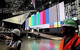 Des employés préparent la scène à l'approche de l'ouverture du Concours de l'Eurovision à Tel Aviv le 15 avril 2019. (Flash90)