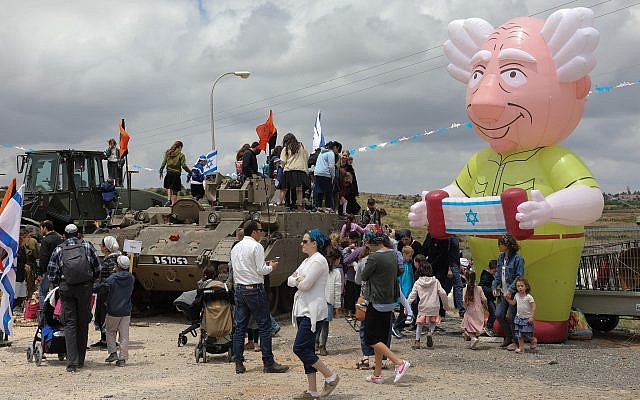 Des gens célèbrent le 71ème Jour de l'Indépendance lors d'une fête de Tsahal dans l'implantation d'Etzion en Cisjordanie, le 9 mai 2019. (Gershon Elinson/Flash90)