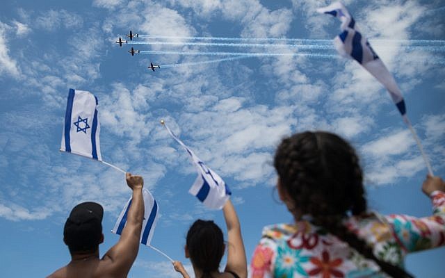 Les gens à la plage Bograshov à Tel Aviv observent la démonstration aérienne de l'armée pour le 71 ème Jour de l'Indépendance, le 9 mai 2019. (Hadas Parush/Flash 90)