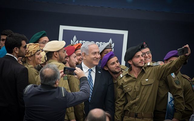 Le Premier ministre Benjamin Netanahu, au centre, à un événement pour les soldats exceptionnels dans le cadre des célébrations du 71ème Jour de l'Indépendance d'Israël, à la résidence du président à Jérusalem, le 9 ai 2019. 
(Noam Revkin Fenton/Flash90)