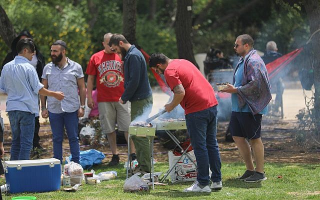 Un barbecue israélien à Jérusalem alors qu'Israël célèbre le 71ème Jour de l'Indépendance  le 9 mai 2019. (Yonatan Sindel/Flash90)