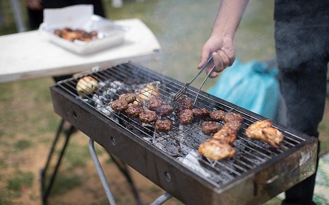 Un barbecue israélien à Jérusalem alors qu'Israël célèbre le 71ème Jour de l'Indépendance  le 9 mai 2019. (Yonatan Sindel/Flash90)