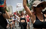 Des manifestantes israéliennes scandent des slogans alors qu'elles défilent dans le centre de Jérusalem lors de la "marche des salopes", le 24 mai 2019. (Yonatan Sindel/Flash90)