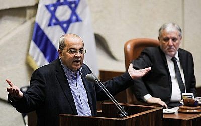 Le député Ahmad Tibi, chef du parti Taal, s'exprime lors d'un débat sur un projet de loi pour dissoudre le parlement, à la Knesset, à Jérusalem le 29 mai 2019.(Hadas Parush/Flash90)