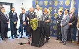 Julie Flaherty, la chef de la police d'Arlington, s'exprime lors d'une conférence de presse dans le commissariat de police de la ville, en présence du rabbin Avi Bukiet, deuxième à gauche, le 17 mai 2019. 
(Penny Schwartz)