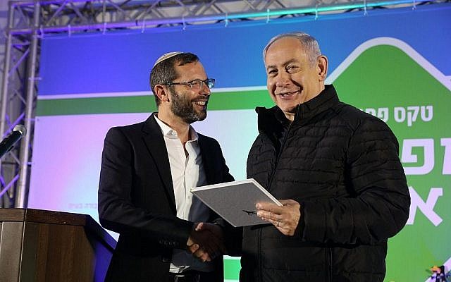 Yisrael Gantz (gauche), président du conseil régional de Binyamin, remet un prix au Premier ministre Benjamin Netanyahu à la cérémonie d'inauguration d'un nouvel échangeur à l'implantation d'Adam au centre de la Cisjordanie, le 11 décembre 2018. (Crédit: Yossi Zamir)