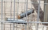 Deux bombes artisanales qu'un suspect palestinien aurait tenté de faire passé illégalement dans le tribunal militaire de Samarie, le 30 mai 2019. (Police israélienne)