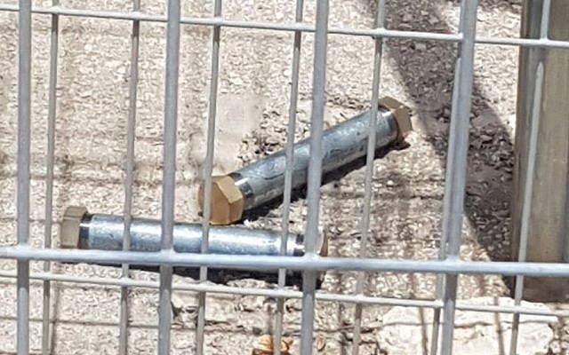 Deux bombes artisanales qu'un suspect palestinien aurait tenté de faire passé illégalement dans le tribunal militaire de Samarie, le 30 mai 2019. (Police israélienne) Deux bombes artisanales qu'un suspect palestinien aurait tenté de faire passé illégalement dans le tribunal militaire de Samarie, le 30 mai 2019. (Police israélienne)