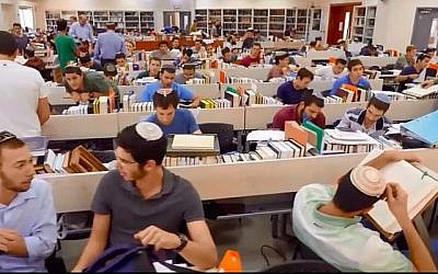Des étudiants de l'académie de préparation militaire Bnei David dans une salle d'étude. (Capture d'écran : YouTube)