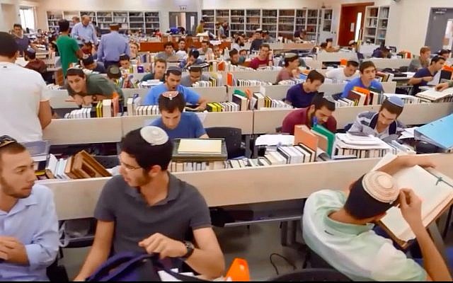 Des étudiants de l'académie de préparation militaire Bnei David dans une salle d'étude. (Capture d'écran : YouTube) Des étudiants de l'académie de préparation militaire Bnei David dans une salle d'étude. (Capture d'écran : YouTube)