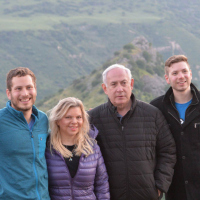 De gauche à droite : Avner, Sara, Benjamin et Yaïr Netanyahu en vacances, sur le plateau du Golan, le 23 avril 2019. (Crédit : Bureau du Premier ministre)