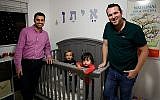 Elad Dvash-Banks, à gauche, et son partenaire, Andrew, posent pour des photos avec leurs jumeaux, Ethan, au centre droit, et Aiden dans leur appartement de Los Angeles le 23 janvier 2018. (AP Photo/Jae C. Hong, File)