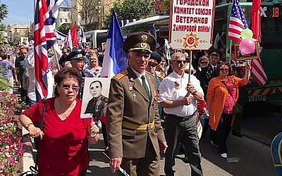 Des vétérans de l'armée rouge et des soutiens défilent à Haifa à l'occasion du Jour de la Victorie, qui célèbre la victoire sur le régime nazie pendant la Deuxième guerre mondiale, le 10 mai 2019. (Capture d'écran : YouTube)