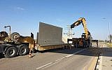 Image de l'installation d'un mur de protection d'une route israélienne qui se situe à proximité du nord de la bande de Gaza.