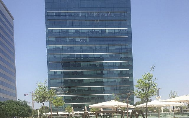 Le groupe Archimedes, l'entreprise israélienne d'influence de réseaux sociaux interdite par Facebook, opère depuis les bureaux à l'intérieur de ce bâtiment à Holon, le 22 mai 2019. (Times of Israël) Le groupe Archimedes, l'entreprise israélienne d'influence de réseaux sociaux interdite par Facebook, opère depuis les bureaux à l'intérieur de ce bâtiment à Holon, le 22 mai 2019. (Times of Israël)
