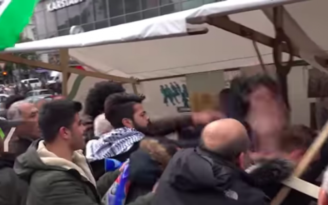 Une vidéo sans date montre un homme qui est agressé à un événement anti-Israël à Berlin. (Capture d'écran de Ruptly via YouTube) Une vidéo sans date montre un homme qui est agressé à un événement anti-Israël à Berlin. (Capture d'écran de Ruptly via YouTube)