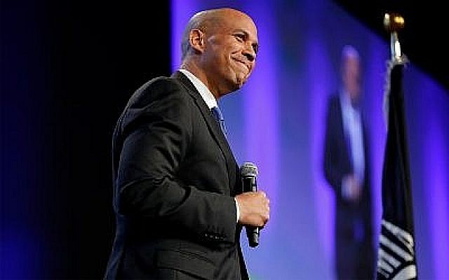 Le sénateur américain Cory Booker, démocrate du New Jersey, s'exprime lors du Gala annuel du parti démocrate, le 6 octobre 2018, in Des Moines, Iowa. (AP Photo/Charlie Neibergall) Le sénateur américain Cory Booker, démocrate du New Jersey, s'exprime lors du Gala annuel du parti démocrate, le 6 octobre 2018, in Des Moines, Iowa. (AP Photo/Charlie Neibergall)