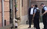 Illustration : la police et le rabbin David Wolkenfeld enquêtent sur un possible incendie criminel devant la synagogue Anshei Sholom B'nei à Chicago, le 19 mai 2019. (Capture d'écran: Fox32 Chicago)