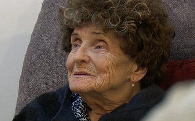 Martha Motzen, lors d'une récente session d'étude de la Torah chez elle, à Petah Tikva. (Capture d'écran de la Douzième chaine)