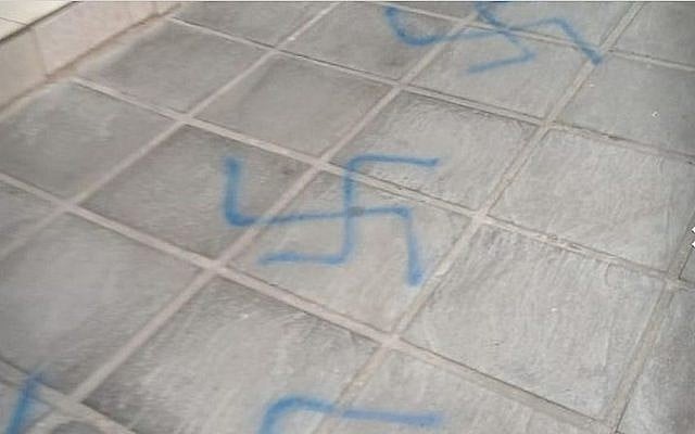 Des croix gammées peintes sur la devanture de l'échoppe d'un barbier juif Javerim à Buenos Aires, en Argentine. (Crédit : capture d'écran Radio Jai)