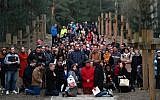 Des Biélorusses participent à une prière publique au site mémoriel de Kuropaty à Minsk, Biélorussie, le 4 avril, 2019. (Crédit : Sergei Gapon/AFP/Getty Images/via JTA)