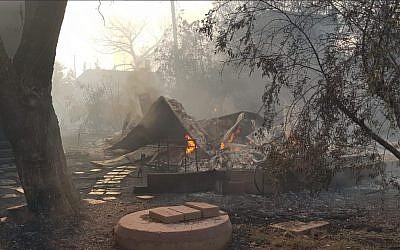 Le feu ravage la ville de Mevo Modiim, dans le centre du pays, le 23 mai 2019 (Crédit : Sapeurs-pompiers israéliens)