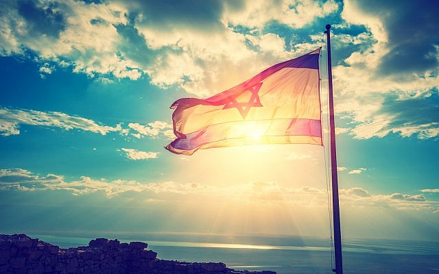 Le drapeau israélien vole sur Massada dans le ciel du matin (Crédit : iStock) Le drapeau israélien vole sur Massada dans le ciel du matin (Crédit : iStock)