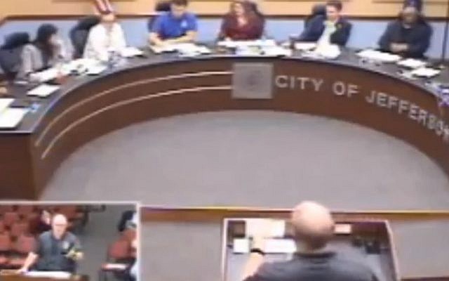 Une dirigente d'un conseil municipal de l'Indiana a utilisé une phrase antisémite lors d'une rencontre, le 15 avril 2019 (Capture d'écran via Jeffersonville News and Tribune)