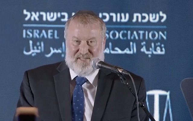 Le procureur général Avichai Mandelblit lors d'un événement de l'association du barreau israélien à Eilat, le 27 mai 2019. (Capture d'écran Treizième chaîne)