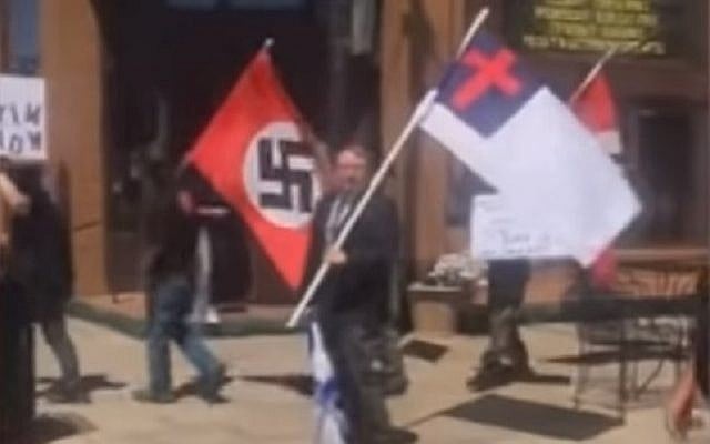 Des suprématistes blancs protestent contre une cérémonie de commémoration de la Shoah dans l'Arkansas, à Russellville, le 5 mai 2019 (Capture d'écran : YouTube) Des suprématistes blancs protestent contre une cérémonie de commémoration de la Shoah dans l'Arkansas, à Russellville, le 5 mai 2019 (Capture d'écran : YouTube)